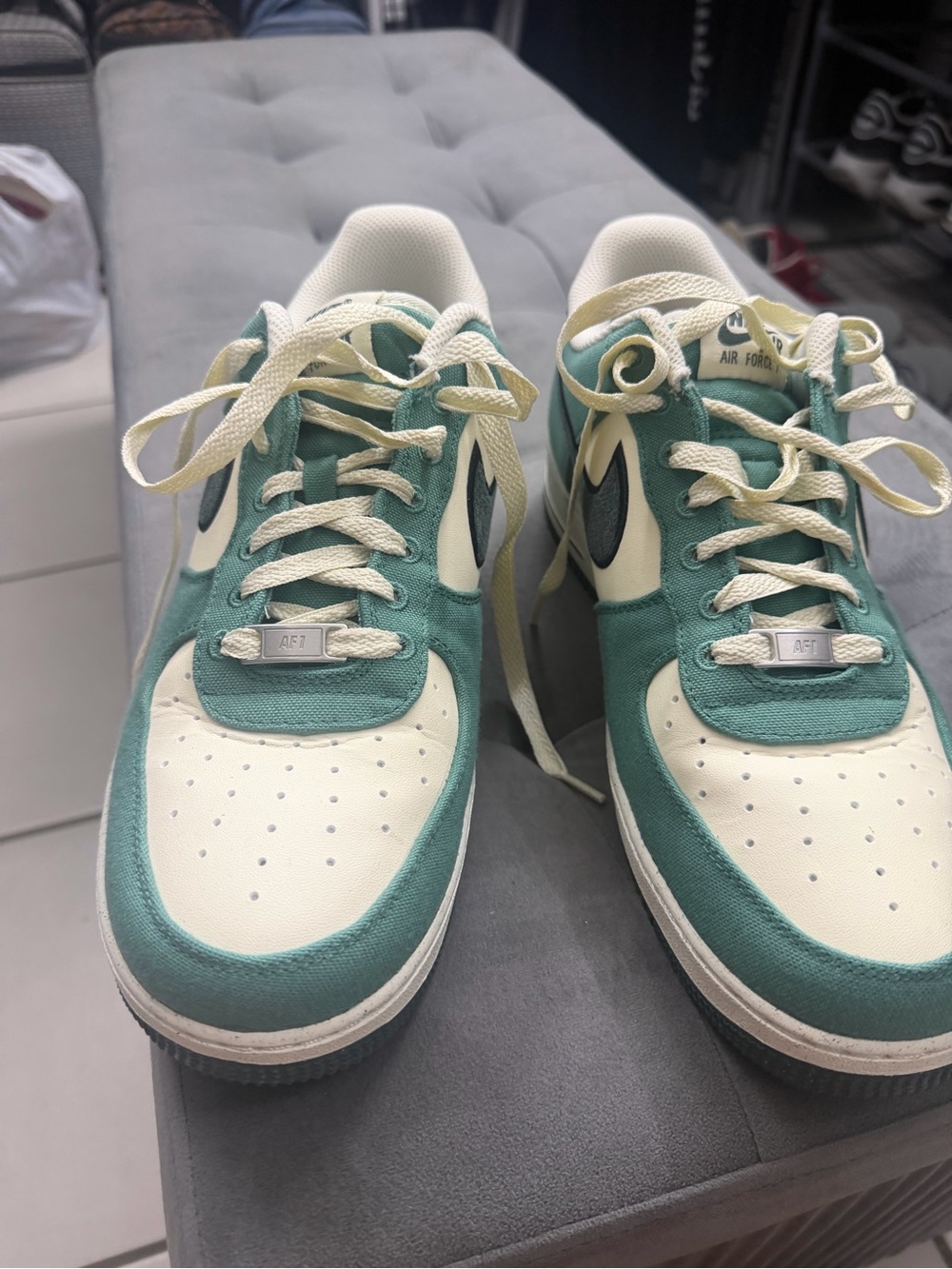 Nike mens Low-Top Sneakers in Teal and Cream